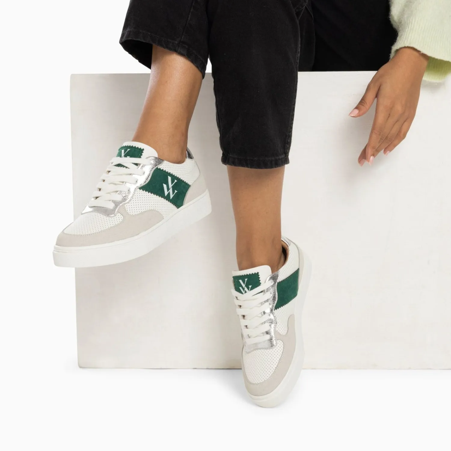 Vanessa Wu Sneakers>Baskets Monogramme Flavie Perforees Gris Et Vert A Lacets