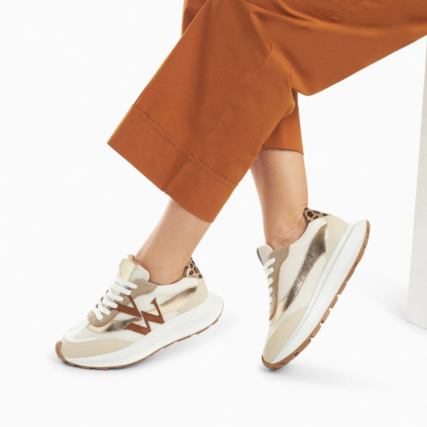 Vanessa Wu Sneakers>Baskets Monogramme Ines Camel Et Or A Semelle Oversize