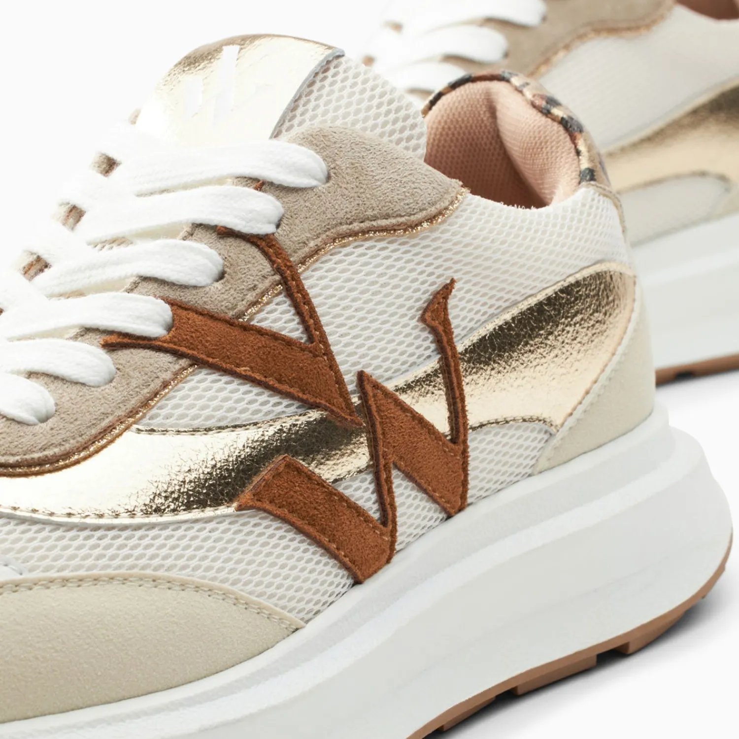 Vanessa Wu Sneakers>Baskets Monogramme Ines Camel Et Or A Semelle Oversize