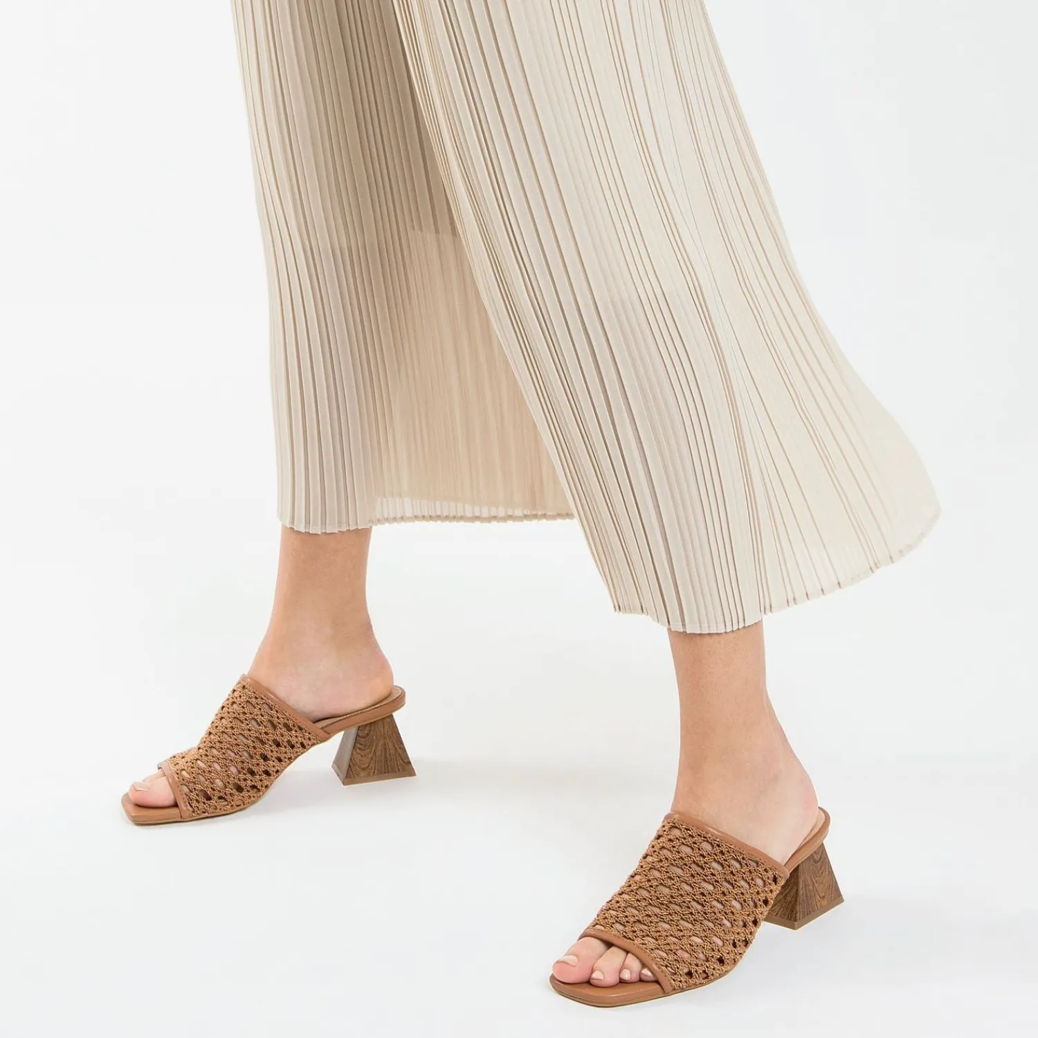Vanessa Wu Sandales À Talon, Compensées>Mules A Talon Sandrine Camel Tressees Facon Cannage