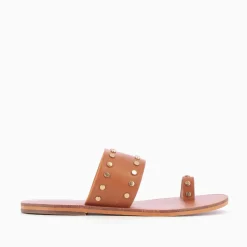 Vanessa Wu Sandales Plates>Mules Cloutees Laeticia Camel A Passe-Pouce