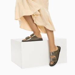 Vanessa Wu Sandales Plates>Mules Plates Celia Kaki Verni A Boucles Oversize
